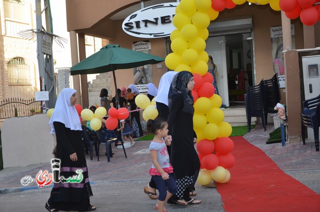 كفرقاسم- فيديو  : الافتتاح الكبير لمعرض ذوق العروس  سنين  يتحول الى مهرجان نسائي تسوقي كبير والحاجة عزية ترحب بالجميع